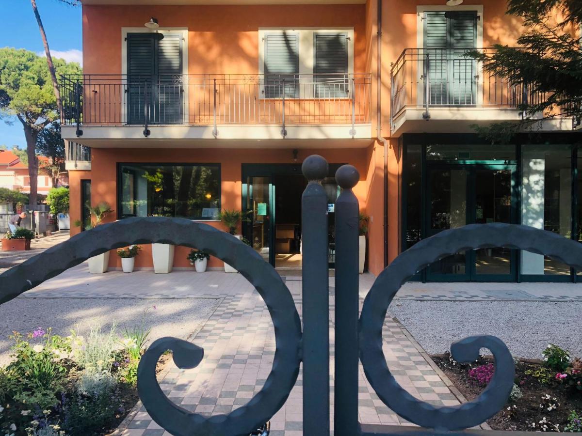 Hotel B&B Des Bains มิลาโน แมริตทิมา ภายนอก รูปภาพ
