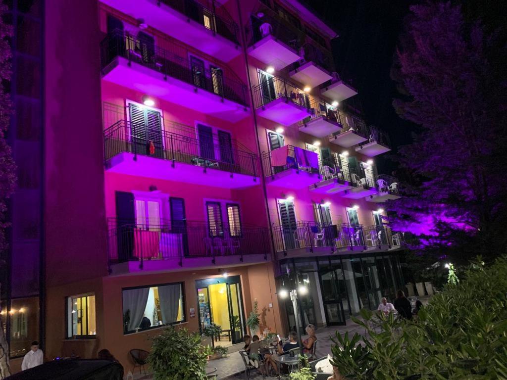 Hotel B&B Des Bains มิลาโน แมริตทิมา ภายนอก รูปภาพ