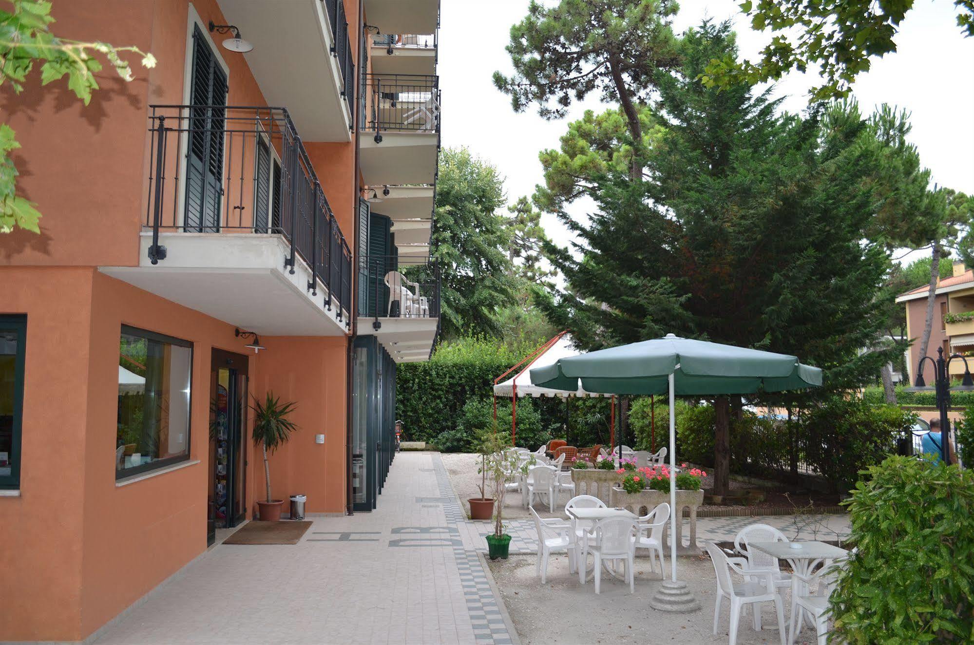 Hotel B&B Des Bains มิลาโน แมริตทิมา ภายนอก รูปภาพ